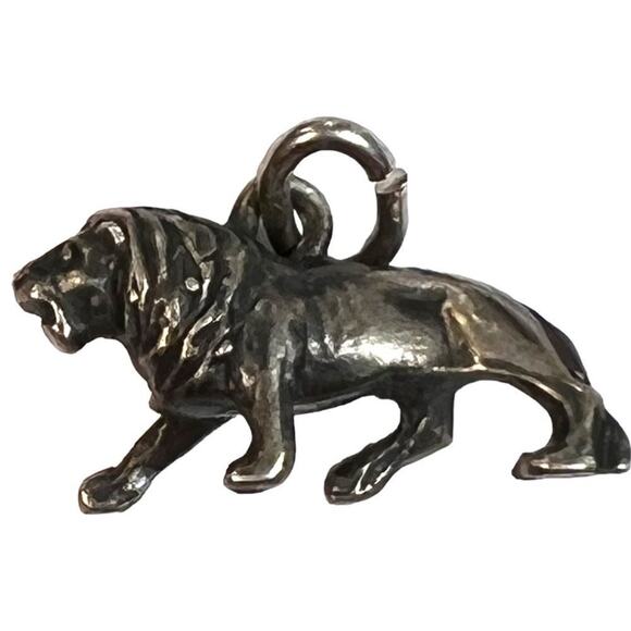 Vintage Loin Animal Charm - Picture 1 of 4